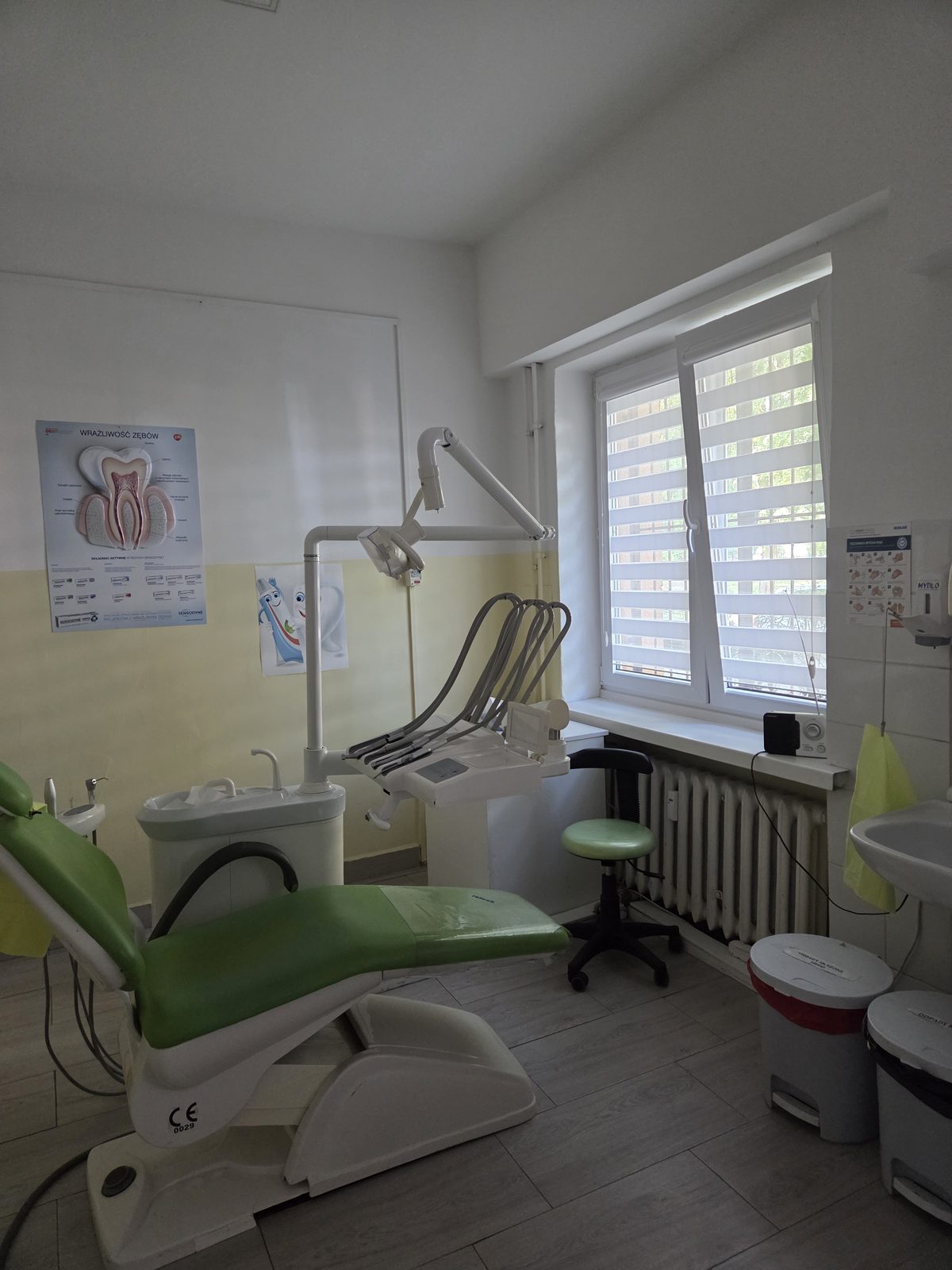 Gabinet Stomatologiczny Ewa Grabowska w Inowrocławiu — fotel zabiegowy przy oknie